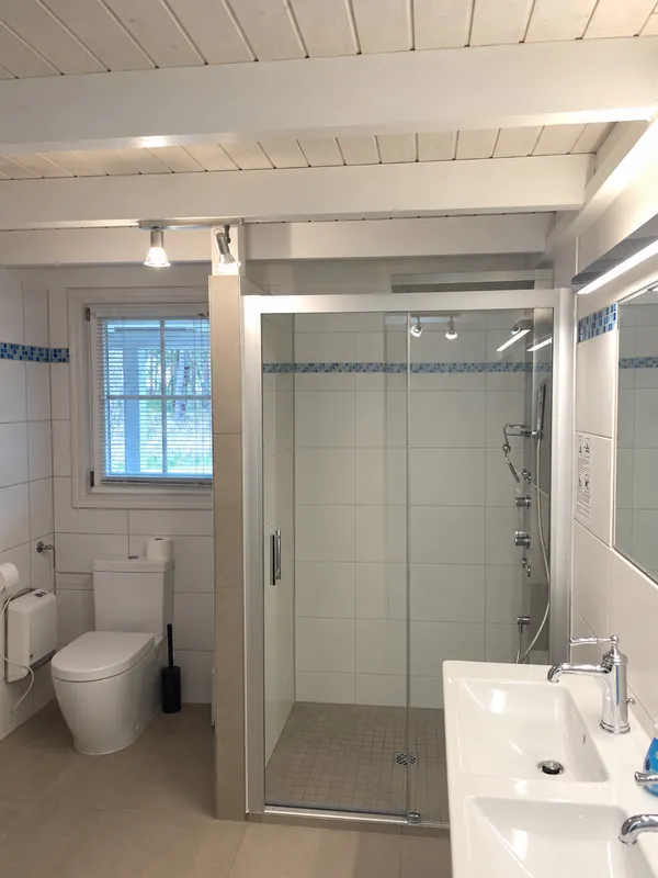 Badezimmer mit Wellnessdusche und Doppelwaschbecken