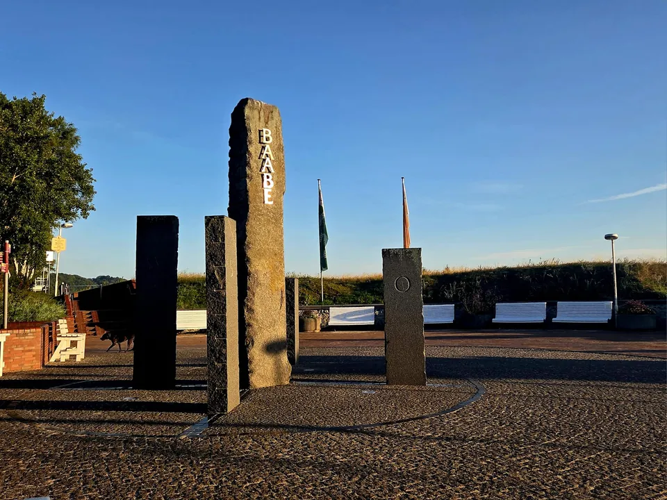 Die Baabe-Stelen an der Strandpromenade im goldenen Licht