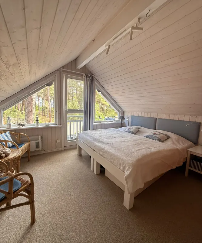 Schlafzimmer im Obergeschoss mit Blick zur Ostsee